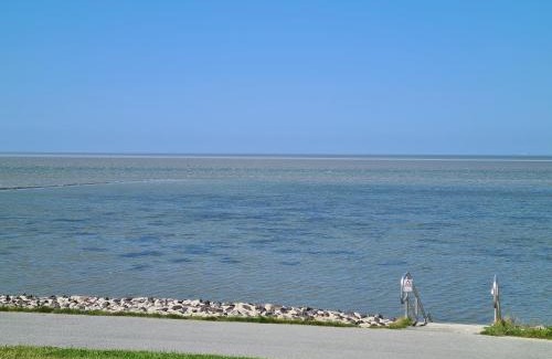 Norderhafen Apartment | Inviting Lütt Moor: Oceanfront Spa & Family-Friendly Retreat