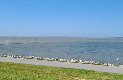 Norderhafen Apartment | Inviting Lütt Moor: Oceanfront Spa & Family-Friendly Retreat