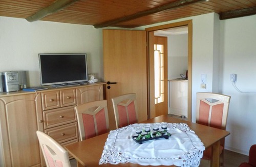 Uplengen Apartment | Discover Lüttje Huus: Family-Friendly with Kitchen Amenities