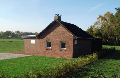 Uplengen Apartment | Discover Lüttje Huus: Family-Friendly with Kitchen Amenities