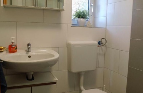 Uplengen Apartment | Discover Lüttje Huus: Family-Friendly with Kitchen Amenities