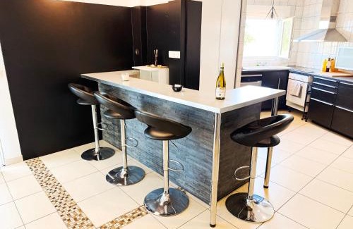 Vienne Apartment | Family-Friendly Retreat in Appartement Hauteurs de Vienne