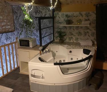 Bourg-sur-Gironde Hotel | Inviting Stay at L'écrin de Dounia with Hot Tub & Breakfast