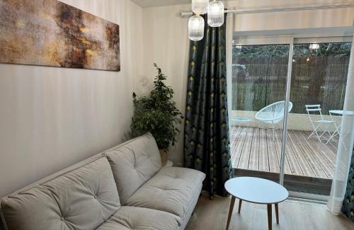 Chaponost Apartment | Cozy L'Écrin de Marie-Lou Studio - Family-Friendly Retreat