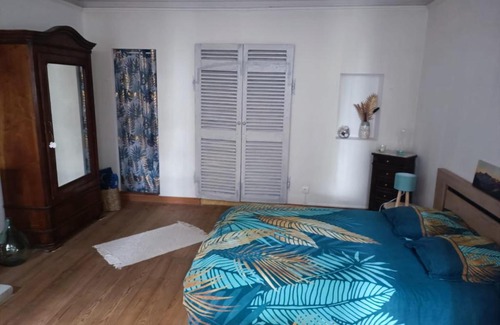 Lacroisille Bed & Breakfast | Discover L'écrin: Oceanfront Retreat with Pool & High Ratings
