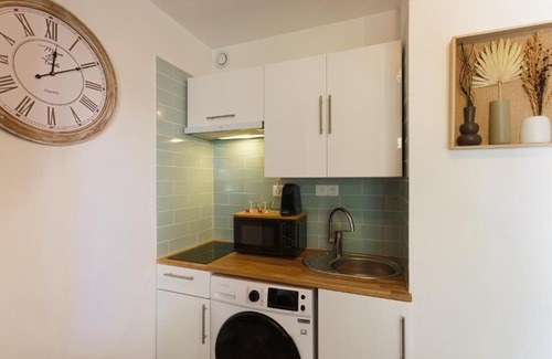 Alco Apartment | Relaxing Ocean View Studio with Wifi and Beach Access