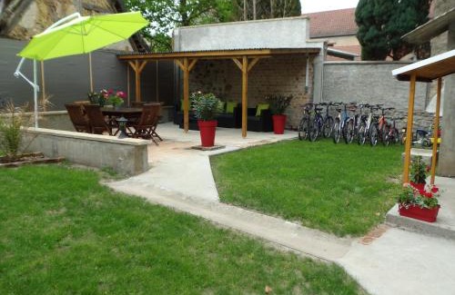 Vaumas House | Family-Friendly Getaway at L'escale de la Besbre - 8.8/10