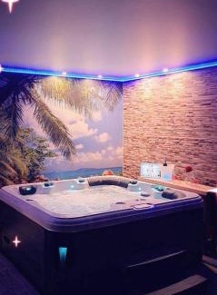 Quarouble House | Experience L'évasion secrète: Hot Tub & 9.6/10 Rating!