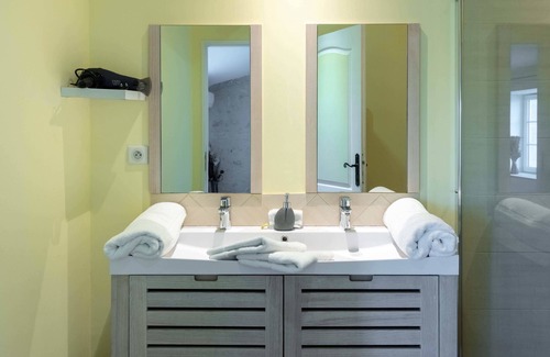 Rauzan House | Discover L'îlot Vignes: Eco-Friendly Retreat with Pool