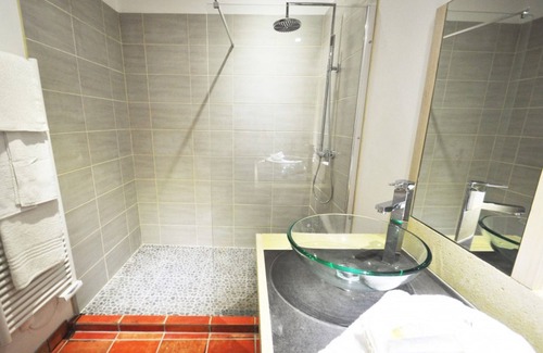 Rauzan House | Discover L'îlot Vignes: Eco-Friendly Retreat with Pool