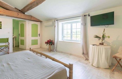 Rauzan House | Discover L'îlot Vignes: Eco-Friendly Retreat with Pool
