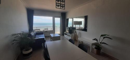 Ostend City Centre Apartment | Oceanfront Bliss at L'Ôô: Family-Friendly 4-Star Retreat