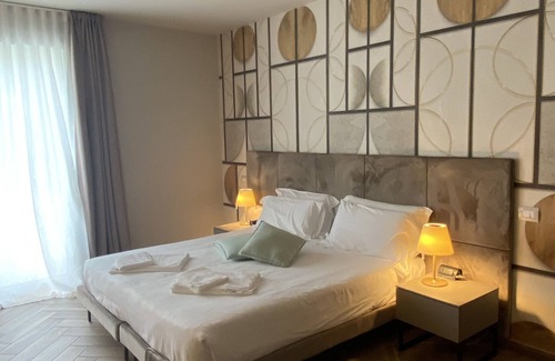 Moniga del Garda Bed & Breakfast | Explore L.A. Home: Family-Friendly Stay with Pool Access
