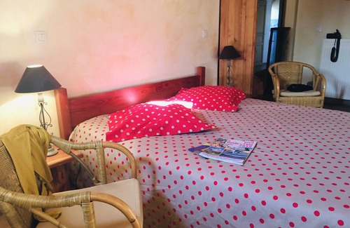Saint-Jean-Saint-Nicolas Bed & Breakfast | Comfortable L'Abondance Family Room with Breakfast Included