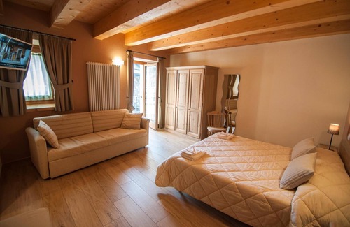 Pietraporzio House | Discover L'Abrì Affittacamere: Rated 9/10, Family-Friendly Stay