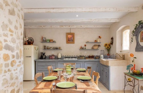 Caderousse House | Guest Rated 9.4: L'Abri Cotheri with Spa & Breakfast