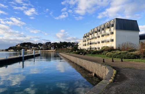 Barneville-Carteret Apartment | Tranquil L'Abri du Repos with Ocean View & Spa Amenities