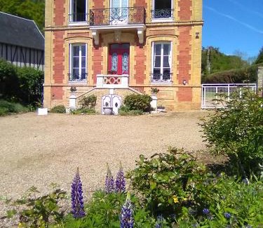 Mesnil-en-Ouche House | Experience Oceanfront Bliss at L'Ajoussienne - Rated 9.5
