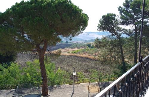 Racalmuto House | Pet-Friendly Haven: L'Albero Amico with Breakfast Included