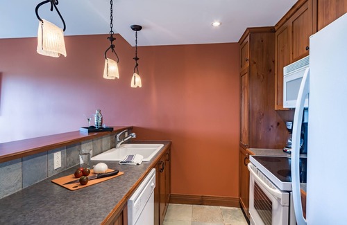 Mont-Tremblant Condo | Discover L'Altitude - RVMT: Spa, Breakfast & Hot Tub Awaits!