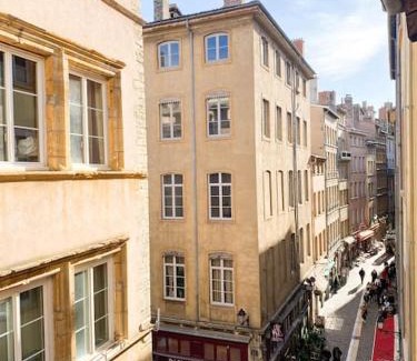 Old Lyon Apartment | Relaxing L'Amanté Spa with Hot Tub in Vieux Lyon