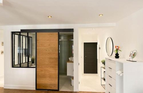 Old Lyon Apartment | Relaxing L'Amanté Spa with Hot Tub in Vieux Lyon