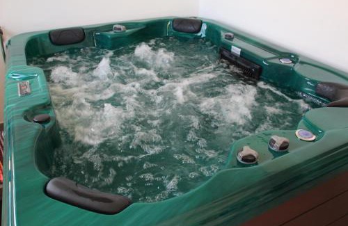 La Plaine des Cafres House | Discover Comfort at l'an dormi vacances with Pool & Hot Tub