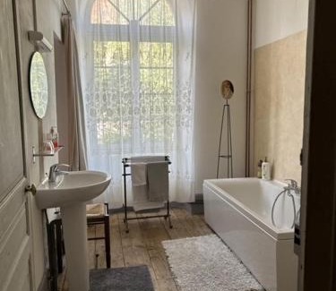 Semur-en-Auxois Bed & Breakfast | Guest Rated 9.1: Child-Friendly L'ancienne comédie Hotel