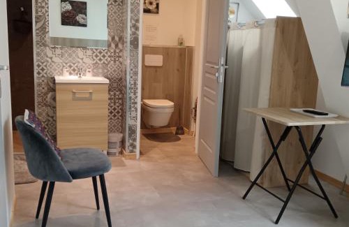 Louvetot Bed & Breakfast | Cozy L'Ancienne Forge: Ideal 3-Room Stay with Dining