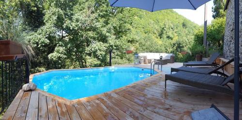 Entraygues-sur-Truyere House | Pet-Friendly Retreat at L'Ancienne Ecole with Ocean Views