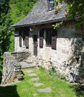 Entraygues-sur-Truyere House | Pet-Friendly Retreat at L'Ancienne Ecole with Ocean Views