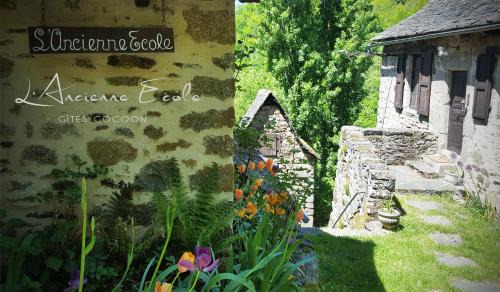 Entraygues-sur-Truyere House | Pet-Friendly Retreat at L'Ancienne Ecole with Ocean Views