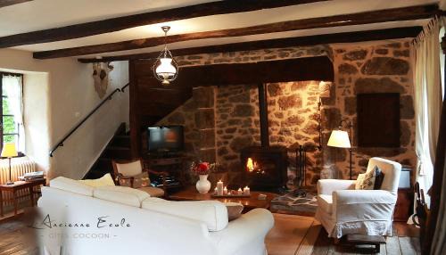 Entraygues-sur-Truyere House | Pet-Friendly Retreat at L'Ancienne Ecole with Ocean Views