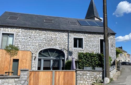 Anhée House | Experience L'ancienne grange: Family-Friendly Dining Awaits
