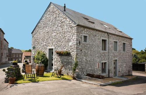 Anhée House | Experience L'ancienne grange: Family-Friendly Dining Awaits