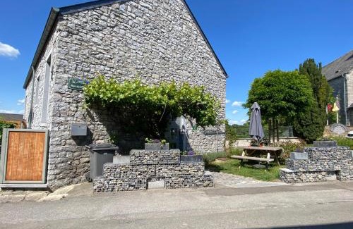 Anhée House | Experience L'ancienne grange: Family-Friendly Dining Awaits