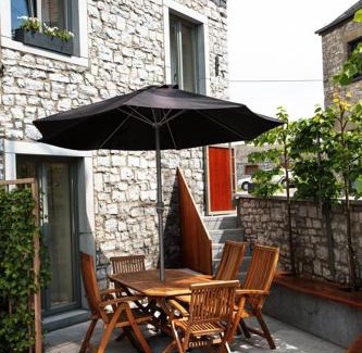 Anhée House | Experience L'ancienne grange: Family-Friendly Dining Awaits