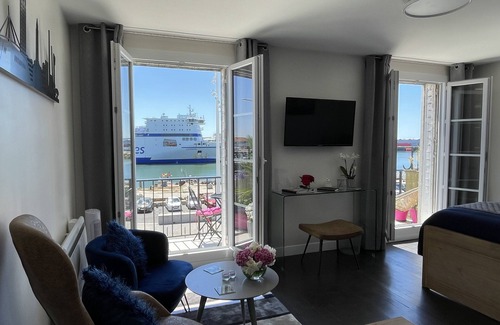 Downtown Le Havre Apartment | Relaxing l'ANCRE Studio Perret with Harbor View Balcony