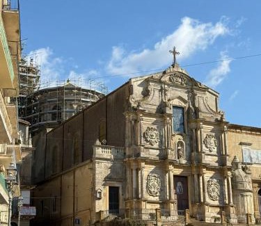 Caltagirone Apartment | Central Getaway: Pet-Friendly Retreat with 9.8 Guest Rating