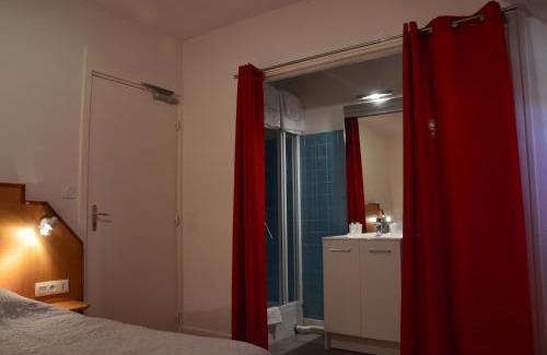 Le Mele-sur-Sarthe Hotel | Budget-Friendly L'annexe: Pet and Child Friendly Hotel