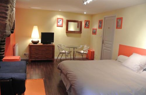 Loheac House | Experience Comfort at L'Annexe: Pet-Friendly Retreat