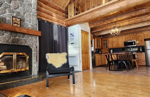 Mauricie Ski Chalet | L'Apéro du bois rond | waterfront log cabin & spa