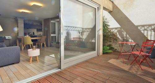 Saint Nicolas - Charles III - Ville vieille - Trois Maisons - Leopold Apartment | Discover L'Aparté: Family-Friendly Stay with Hot Tub & Breakfast