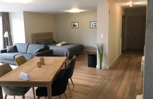 Saint Nicolas - Charles III - Ville vieille - Trois Maisons - Leopold Apartment | Discover L'Aparté: Family-Friendly Stay with Hot Tub & Breakfast