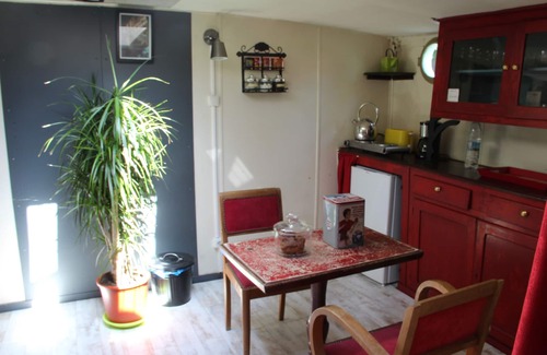 Nouvelle Ville House | Discover L'aparté Péniche Orphée: Family-Friendly Escape