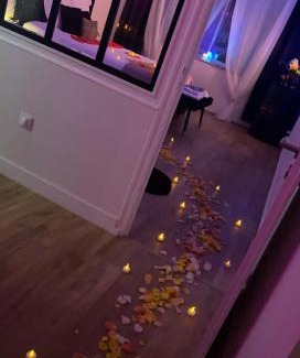 Besancon Apartment | Stylish L’appart[é] BLACK with Hot Tub - Rated 8.9/10!