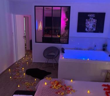Besancon Apartment | Stylish L’appart[é] BLACK with Hot Tub - Rated 8.9/10!