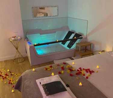 Besancon Apartment | Elevate Your Stay at L’appart[é] Gold with Hot Tub Bliss