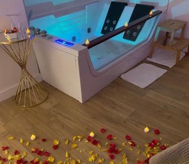 Besancon Apartment | Elevate Your Stay at L’appart[é] Gold with Hot Tub Bliss