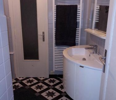 Thiers Apartment | Cozy L'appart de Babou: Pet-Friendly Stay with Free Parking